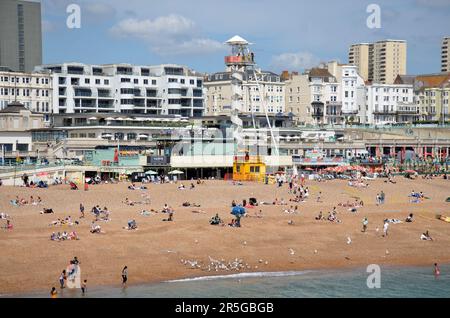 Brighton, Großbritannien, 03. Juni 2023 Sonnenschein am Brighton Beach. Kredit: JOHNNY ARMSTEAD/Alamy Live News Stockfoto