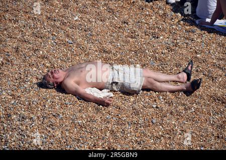 Brighton, Großbritannien. 03. Juni 2023. Sonnenschein am Brighton Beach. Kredit: JOHNNY ARMSTEAD/Alamy Live News Stockfoto