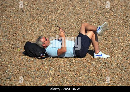 Brighton, Großbritannien. 03. Juni 2023. Sonnenschein am Brighton Beach. Kredit: JOHNNY ARMSTEAD/Alamy Live News Stockfoto