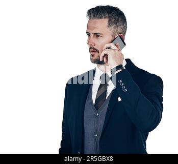 Er weiß, wen er anrufen muss, um die Dinge in Gang zu bringen. Studiofoto eines Geschäftsmanns, der ein Mobiltelefon benutzt, vor weißem Hintergrund. Stockfoto