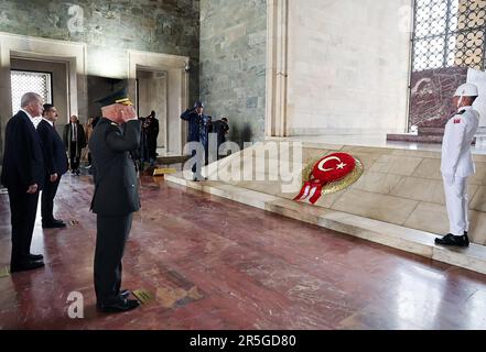 Ankara, Türkei. 03. Juni 2023. Präsident Recep Tayyip Erdogan (L) besucht Anitkabir, das Mausoleum des Gründers der modernen Türkei Mustafa Kemal Atatürk nach der Vereidigung in Ankara (Turkiye) am Samstag, den 03. Juni 2023. Der türkische Präsident Recep Tayyip Erdogan schwor als Staatsoberhaupt ein, nachdem er eine historische Wahl gewonnen hatte, bei der seine zweizehnjährige Herrschaft um weitere fünf Jahre verlängert werden sollte. Foto: Pressestelle des türkischen Präsidenten/Kredit: UPI/Alamy Live News Stockfoto