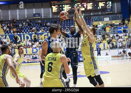 Tuein, Italien. 03. Juni 2023. #3 Jason Clark (Gruppo Mascio Treviglio) während des Playoffs: Reale Mutua Torino vs Gruppo Mascio Treviglio, italienische Basketball-Meisterschaft der A2 Männer in Tuein, Italien, Juni 03 2023 Kredit: Independent Photo Agency/Alamy Live News Stockfoto