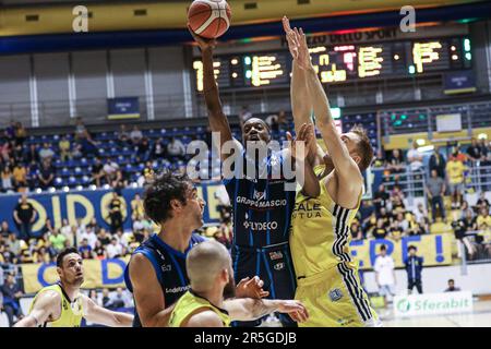 Tuein, Italien. 03. Juni 2023. #3 Jason Clark (Gruppo Mascio Treviglio) während des Playoffs: Reale Mutua Torino vs Gruppo Mascio Treviglio, italienische Basketball-Meisterschaft der A2 Männer in Tuein, Italien, Juni 03 2023 Kredit: Independent Photo Agency/Alamy Live News Stockfoto