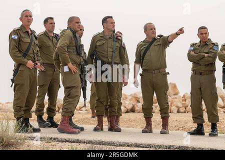 Herzi Halevi, Generalstabschef der israelischen Verteidigungskräfte, (C-R) inspiziert das Gebiet, in dem drei israelische Soldaten bei einem Angriff in der Nähe der Stadt Mitzpe Ramon in Israels südlicher Negev-Wüste, die an die Grenze zu Ägypten grenzt, am 3. Juni 2023 getötet wurden. Drei israelische Soldaten wurden bei einem Angriff nahe der ägyptischen Grenze getötet, nachdem ein Schütze in ägyptischer Polizeiuniform das Feuer eröffnet hatte, so israelische Beamte. Das ägyptische Militär sagte, dass es zu einem Waffenkampf kam, als ein Mitglied der ägyptischen Sicherheitskräfte während der Jagd nach Drogenschmugglern den Sicherheitszaun mit Israel überquerte. Foto Stockfoto