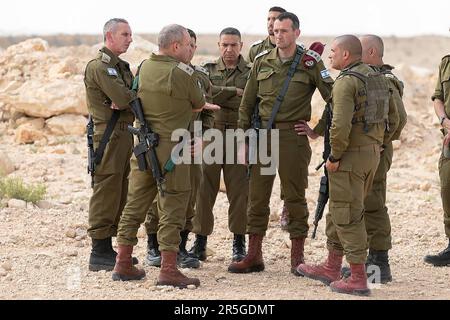 Herzi Halevi, Generalstabschef der israelischen Verteidigungskräfte, (C-R) inspiziert das Gebiet, in dem drei israelische Soldaten bei einem Angriff in der Nähe der Stadt Mitzpe Ramon in Israels südlicher Negev-Wüste, die an die Grenze zu Ägypten grenzt, am 3. Juni 2023 getötet wurden. Drei israelische Soldaten wurden bei einem Angriff nahe der ägyptischen Grenze getötet, nachdem ein Schütze in ägyptischer Polizeiuniform das Feuer eröffnet hatte, so israelische Beamte. Das ägyptische Militär sagte, dass es zu einem Waffenkampf kam, als ein Mitglied der ägyptischen Sicherheitskräfte während der Jagd nach Drogenschmugglern den Sicherheitszaun mit Israel überquerte. Foto Stockfoto