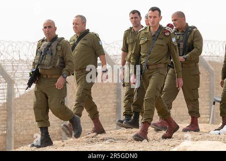 Herzi Halevi, Generalstabschef der israelischen Verteidigungskräfte (2.-R), inspiziert das Gebiet, in dem drei israelische Soldaten bei einem Angriff in der Nähe der Stadt Mitzpe Ramon in Israels südlicher Negev-Wüste an der Grenze zu Ägypten am 3. Juni 2023 getötet wurden. Drei israelische Soldaten wurden bei einem Angriff nahe der ägyptischen Grenze getötet, nachdem ein Schütze in ägyptischer Polizeiuniform das Feuer eröffnet hatte, so israelische Beamte. Das ägyptische Militär sagte, dass es zu einem Waffenkampf kam, als ein Mitglied der ägyptischen Sicherheitskräfte während der Jagd nach Drogenschmugglern den Sicherheitszaun mit Israel überquerte. Pho Stockfoto