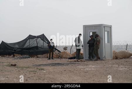 Israel. 03. Juni 2023. Am 3. Juni 2023 stehen israelische Soldaten am Militärstützpunkt Mount Harif in der Nähe der Stadt Mitzpe Ramon in Israels südlicher Negev-Wüste neben der Grenze zu Ägypten Wache. Drei israelische Soldaten wurden bei einem Angriff nahe der ägyptischen Grenze getötet, nachdem ein Schütze in ägyptischer Polizeiuniform das Feuer eröffnet hatte, so israelische Beamte. Das ägyptische Militär sagte, dass Es Zu Einem Waffenkampf kam, als ein Mitglied der ägyptischen Sicherheitskräfte während der Jagd nach Drogenschmugglern den Sicherheitszaun mit Israel überquerte. Foto von IDF/ Kredit: UPI/Alamy Live News Stockfoto