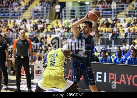 Tuein, Italien. 03. Juni 2023. #14 Brian Sacchetti (Gruppo Mascio Treviglio) während des Playoffs - reale Mutua Torino vs Gruppo Mascio Treviglio, italienische Basketball-Meisterschaft der A2 Männer in Tuein, Italien, Juni 03 2023 Kredit: Independent Photo Agency/Alamy Live News Stockfoto