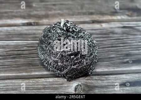 Drahtschwamm, Stahlwolle, ein Bündel aus sehr feinen und flexiblen scharfkantigen Stahl- oder Metallfilamenten, das sich hervorragend zum Reinigen von Glas, Porzellan, Metall eignet Stockfoto