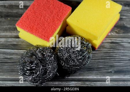 Drahtschwamm, Stahlwolle, ein Bündel aus sehr feinen und flexiblen scharfkantigen Stahl- oder Metallfilamenten und Combo Cellulose und abrasiver zweiseitiger Schwamm für Stockfoto