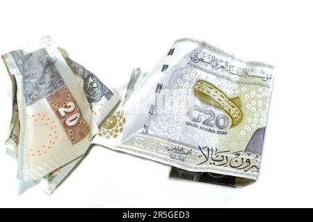 Zerknitterte ägyptische 20LE Pfund und Saudi-Arabien-Geld von 20 SAR 20 Rial mit G20-Gipfel, zerknitterte Bargeld-Banknote, saudische und ägyptische M. Stockfoto