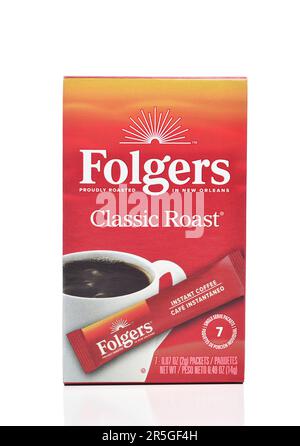 IRIVNE, KALIFORNIEN - 01. Juni 20223: A Box of Folgers Coffee Classic Roast Einzelpackungen. Stockfoto