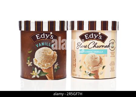 IRIVNE, KALIFORNIEN - 03. Juni 20223: Eine Schachtel Vanilla Ice Crean von Edys und eine Schachtel Edys Slow Churned Classic Vanilla Light Ice Cream. Stockfoto