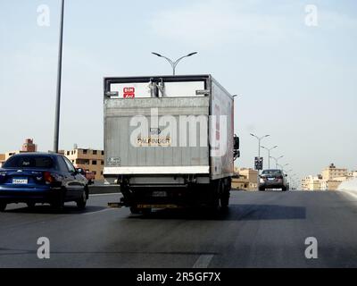 Kairo, Ägypten, Mai 21 2023: PALFINGER Truck Large Vehicle of BIM Market Egypt for Logistics and Delivery goods and Merchandises to the Hypermarket, the Stockfoto