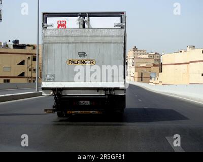 Kairo, Ägypten, Mai 21 2023: PALFINGER Truck Large Vehicle of BIM Market Egypt for Logistics and Delivery goods and Merchandises to the Hypermarket, the Stockfoto