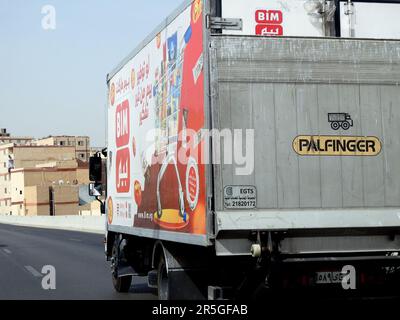 Kairo, Ägypten, Mai 21 2023: PALFINGER Truck Large Vehicle of BIM Market Egypt for Logistics and Delivery goods and Merchandises to the Hypermarket, the Stockfoto