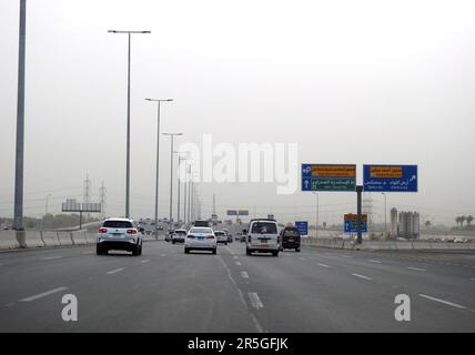 Gizeh, Ägypten, Mai 21 2023: 26. Juli Straßenbauprojekt umfasst Ausbau und Modernisierung in der Ferne von der Kreuzung Stockfoto
