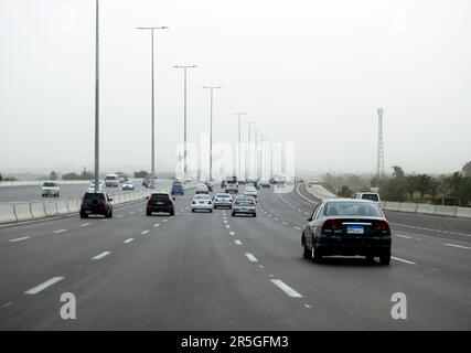 Gizeh, Ägypten, Mai 21 2023: 26. Juli Straßenbauprojekt umfasst Ausbau und Modernisierung in der Ferne von der Kreuzung Stockfoto