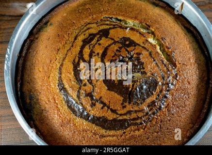 Tigermarmorierter Schwammkuchen, Mehlbestandteile, Butter, Öl, Vanillepulver, Kakao, Zucker, Milch, Eier und Backpulver, gestreifter, schwammender, köstlicher Swee Stockfoto