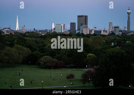 Der Blick vom Primrose Hill in London auf den Vollmond, auch bekannt als der Erdbeermond, der über der City of London aufsteigt. Foto: Samstag, 3. Juni 2023. Stockfoto