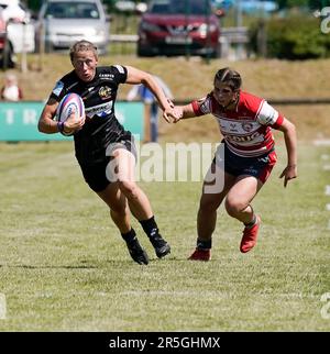 Gloucester, UK, 03. Juni 2023 Kate Zachary (Exeter) (L) bricht während der Gloucester-Hartpury gegen Exeter Chiefs Allianz 15 in Alpas Arena Gloucester Großbritannien am 03 2023. Juni Graham Glendinning / Graham Glendinning / Alamy Live News Endstand: 19 - 58 Kredit: Graham Glendinning / Glenny Live Sports News Stockfoto