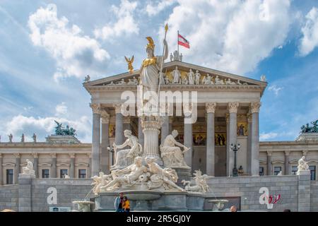 wien, österreich. 1. Mai 2023 Göttin der Weisheit pallas-athener Brunnen und österreichisches parlamentsgebäude Stockfoto