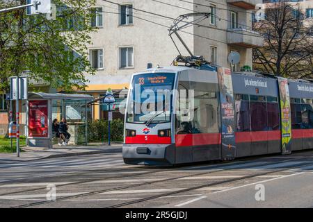 wien, österreich. 5. April 2023 fesselnde Hauptstadt österreichs - eine lebendige Straßenszene mit Straßenbahnblick Stockfoto