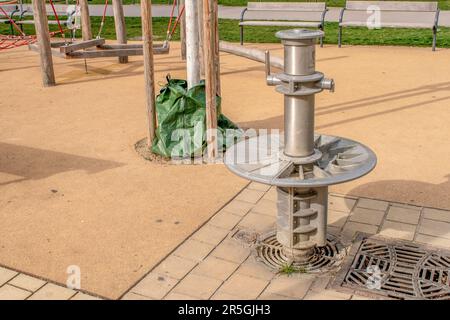 wien, österreich. 5. april 2023 erfrischende Oase öffentlicher Trinkwasserbrunnen im Park Stockfoto