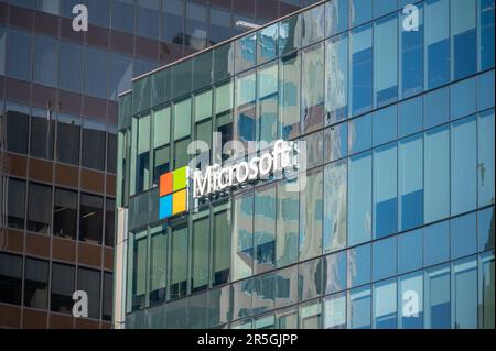 Vancouver, British Columbia - 25. Mai 2023: Microsoft-Logo auf der Seite eines Bürogebäudes bei Sonnenuntergang. Stockfoto