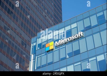 Vancouver, British Columbia - 26. Mai 2023: Microsoft-Logo auf der Seite eines Bürogebäudes bei Sonnenuntergang. Stockfoto