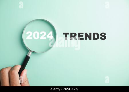 Lupen zeigen die Worte Neujahrstrends 2024 Stockfoto