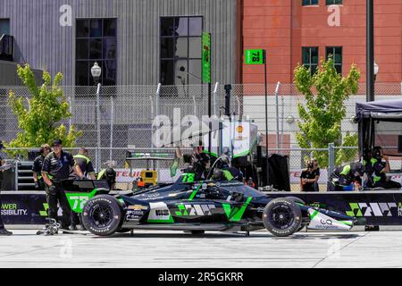 Detroit, MI, USA. 2. Juni 2023. INDYCAR-Fahrer AGUSTIN HUGO CANAPINO (R) (78) aus Arrecifes, Argentinien, bereitet sich auf das Training für den Chevrolet Detroit Grand Prix in den Straßen der Innenstadt von Detroit in Detroit MI, USA, vor. (Kreditbild: © Walter G. Arce Sr./ZUMA Press Wire) NUR REDAKTIONELLE VERWENDUNG! Nicht für den kommerziellen GEBRAUCH! Stockfoto