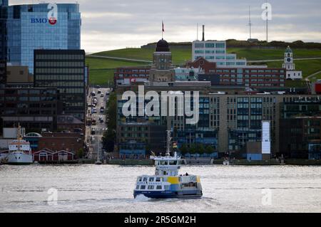 Halifax Transit Fähre 'Viola Desmond' überquert Halifax Hafen, vorbei an Queen's Marque Bauwerk und Downtown Halifax Skyline Stockfoto