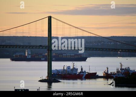 Blick auf die MacKay Bridge und Bedford Basin am Abend, Halifax, Nova Scotia, Kanada (2022) Stockfoto