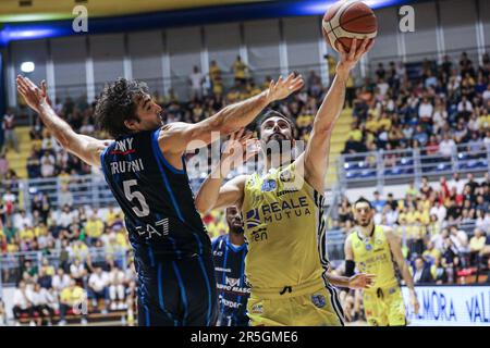 Tuein, Italien. 03. Juni 2023. #3 Luca Vencato (reale Mutua Basket Torino) während des Playoff - reale Mutua Torino vs Gruppo Mascio Treviglio, italienische Basketball-Meisterschaft der A2 Männer in Tuein, Italien, Juni 03 2023 Kredit: Independent Photo Agency/Alamy Live News Stockfoto