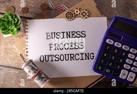 Business Process Outsourcing BPO wird auf einem Foto mit dem Text angezeigt. Stockfoto