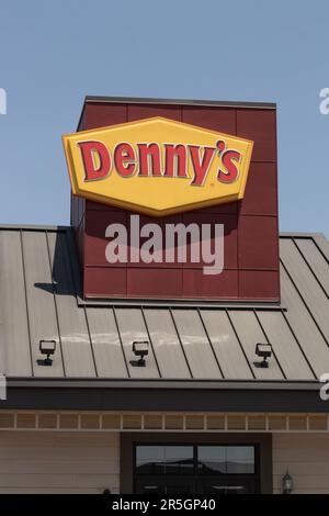 Champaign - circa Juni 2023: Denny's schnelles zwangloses Restaurant und Diner. Dennys ist seit Generationen ein beliebtes Lokal für die späte Nacht. Stockfoto