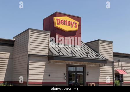 Champaign - circa Juni 2023: Denny's schnelles zwangloses Restaurant und Diner. Dennys ist seit Generationen ein beliebtes Lokal für die späte Nacht. Stockfoto