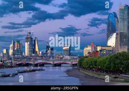 LONDON, ENGLAND - 10. AUGUST 2018: Blick auf die Themse und einige moderne Wolkenkratzer im Sommer während der Blue Hour Stockfoto