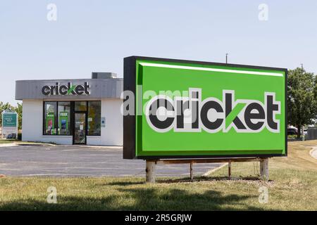 Champaign - circa Juni 2023: Cricket Wireless Einzelhandelsgeschäft. Cricket Wireless bietet Prepaid-Mobilfunkdienste und ist eine Tochtergesellschaft VON AT&T Mobility. Stockfoto