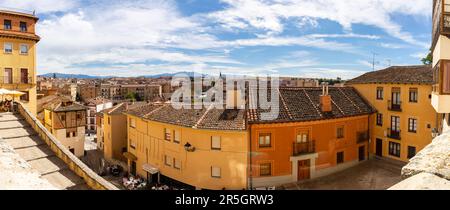 Segovia, Spanien, 03.10.21. Panorama von Segovia, Stadtbild mit engen Steinstraßen, Restaurants, mittelalterlicher Architektur, Restaurants und Cafés. Stockfoto