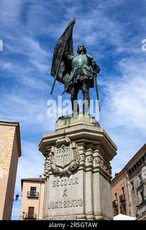 Segovia, Spanien, 3.10.21. Denkmal für Juan Bravo, Anführer der Rebellen Comuneros, steht in voller Rüstung und hält eine Flagge in seiner rechten Hand. Stockfoto