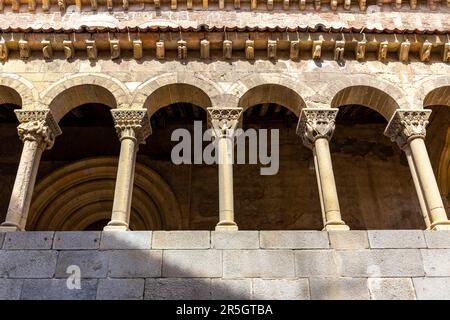 Galerie der Iglesia de San Martín (Kirche St. Martin) in Segovia, Spanien mit halbkreisförmigen Bögen mit romanischen Hauptstädten, Stockfoto