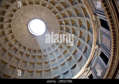 Das Innere des Pantheons von Rom mit dem berühmten Lichtstrahl von oben Stockfoto