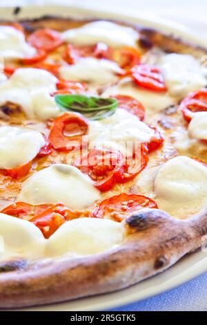 Das ist eine echte italienische Pizza. Traditionelle Pizza Margherita in einem Capris Restaurant, Naples Gulf, Italien Stockfoto