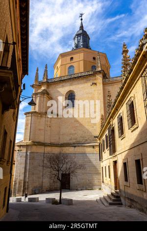 Kathedrale von Segovia, römisch-katholische Kathedrale im gotischen Stil auf der Plaza Mayor, Segovia, Spanien. Mittelalterliches Ziegelgebäude mit Glockenturm, Blick von der Seite. Stockfoto