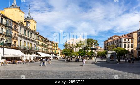 Segovia, Spanien, 03.10.21. Plaza Mayor Stadtbild, Stadtplatz in Segovia, Spanien mit Rathaus, Juan Bravo Theater, Cafés, Restaurants und Menschen w Stockfoto