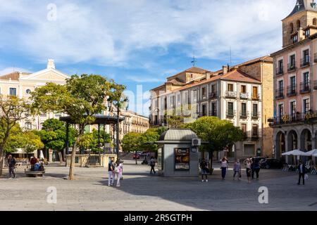 Segovia, Spanien, 03.10.21. Plaza Mayor Stadtbild, Stadtplatz in Segovia, Spanien mit Juan Bravo Theater, Cafés, Restaurants und Menschen zu Fuß, Sum Stockfoto