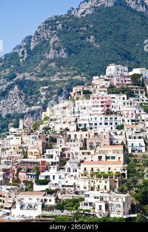 Positano ist ein Dorf und Comune an der Amalfiküste (Costiera Amalfitana), in Kampanien, Italien Stockfoto