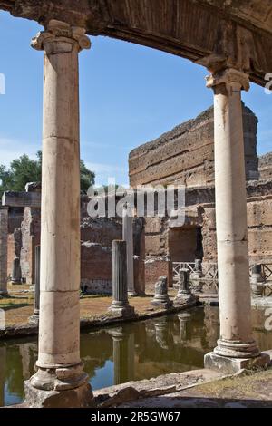 Römische Säulen in Villa Adriana in Tivoli, Italien Stockfoto